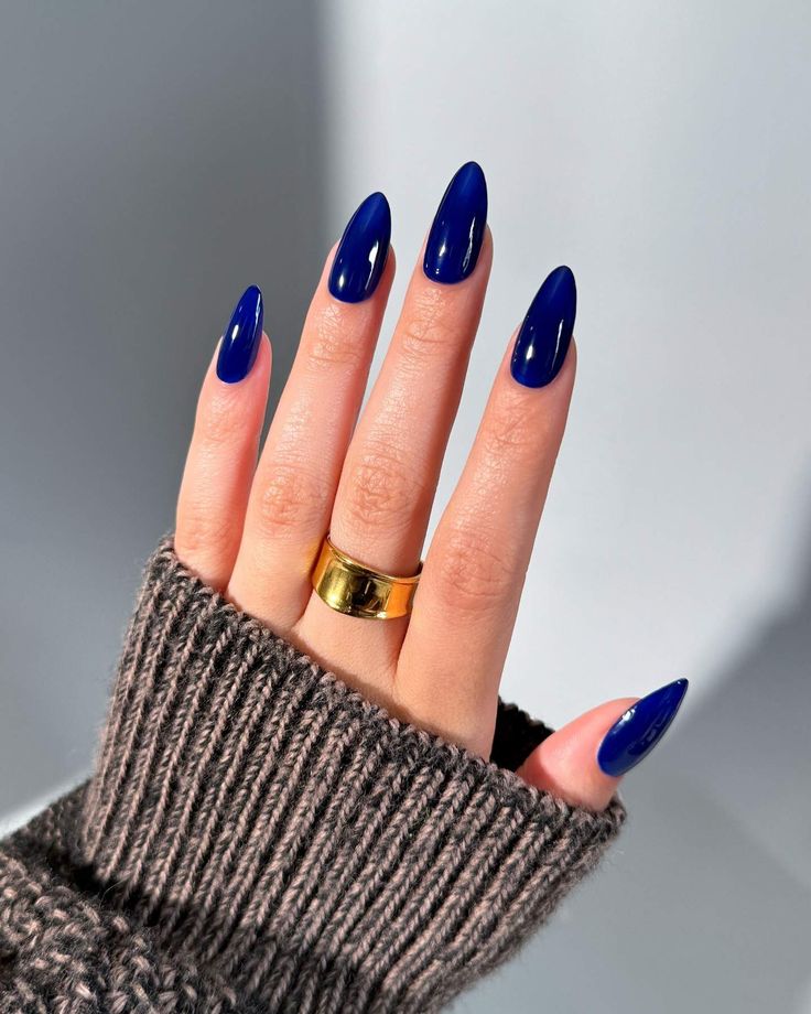 Professionelle Maniküre mit Nagellack — Nails Lounge Heide