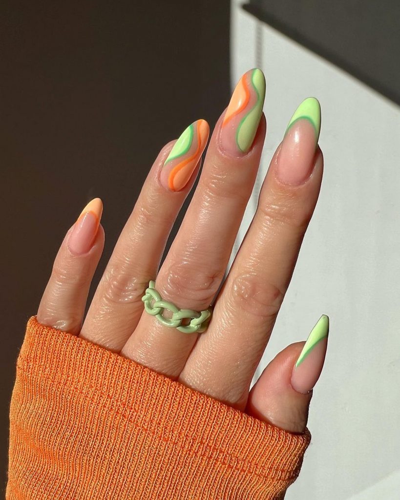 Auffälliges Nageldesign mit Glitzer und Nail-Art