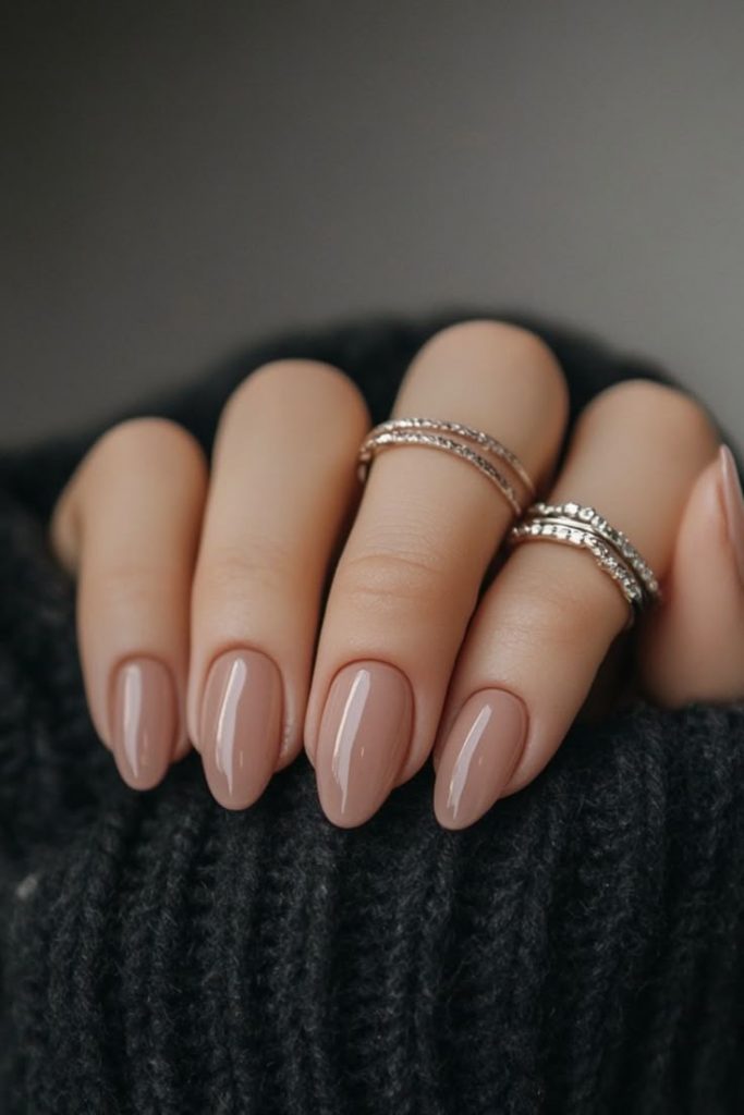 Klassisches French-Nageldesign in Weiß und Rosé